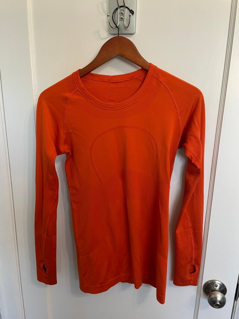 Lululemon Swiftly Tech Long Sleeve Womens 8 Orange Thumbholes pilling/snag